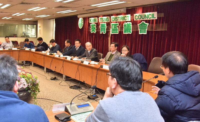 The Secretary for Transport and Housing, Mr Frank Chan Fan (seventh left), visited Kwai Tsing District this afternoon (December 18). He is pictured meeting with the Chairman of Kwai Tsing District Council (KTDC), Mr Law King-shing (sixth left), and other KTDC members to exchange views on various local issues.
