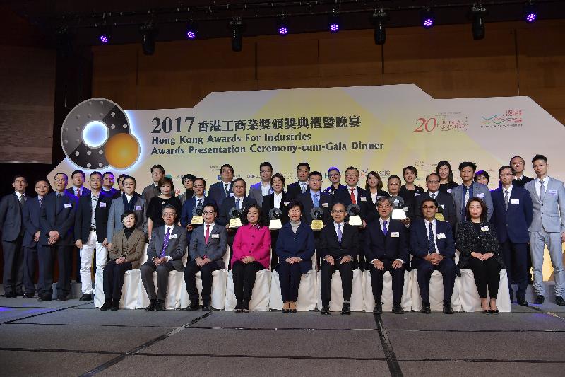 The Chief Executive, Mrs Carrie Lam, attended the 2017 Hong Kong Awards for Industries Awards Presentation Ceremony-cum-Gala Dinner at the Hong Kong Convention and Exhibition Centre this evening (December 18). Photo shows officiating guests (front row, from left) the Chairman of the Board of Directors of the Hong Kong Science and Technology Parks Corporation, Mrs Fanny Law; the Chairman of the Hong Kong General Chamber of Commerce, Mr Stephen Ng; the President of the Chinese Manufacturers' Association of Hong Kong, Dr Eddy Li; the Director-General of Trade and Industry, Ms Salina Yan; Mrs Lam; the Chairman of the Federation of Hong Kong Industries, Mr Jimmy Kwok; Vice-Chairman of the Hong Kong Retail Management Association Mr Henry Yip; the Executive Director of the Hong Kong Productivity Council, Mr Mohamed Din Butt; and the President of the Hong Kong Young Industrialists Council, Mrs Clara Chan, with award winners.