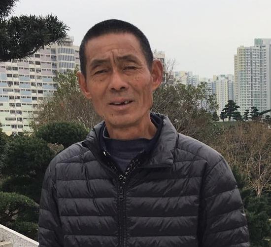 Cai Jianye, aged 64, Cai Jianye, is about 1.7 metres tall, 55 kilograms in weight and of thin build. He has a long face with yellow complexion and short black hair. He was last seen wearing a red and blue long-sleeved checkered shirt, blue jeans and black shoes. 

