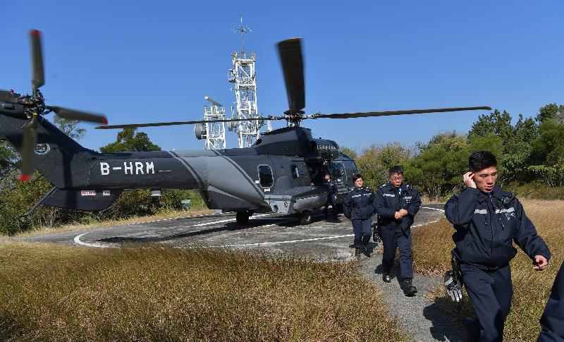 政府飞行服务队今日（十二月二十日）在大型跨部门演习「棋盘二」中，利用直升机接载警察增援部队到东平洲进行搜索。
