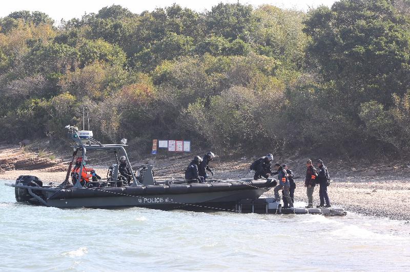 政府今日（十二月二十日）進行大型跨部門演習「棋盤二」。圖示被撤離的市民在東平洲登上水警巡邏艇。