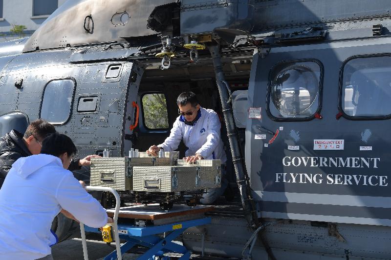 政府今日下午（十二月二十日）继续进行大型跨部门演习「棋盘二」。图示装置了空中辐射监测系统的政府飞行服务队直升机参与是次演习。