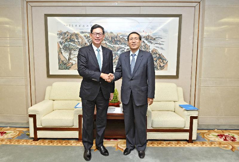 The President of the China Development Bank, Mr Zheng Zhijie (right), today (December 20) greets the Chief Executive of the Hong Kong Monetary Authority, Mr Norman Chan (left).