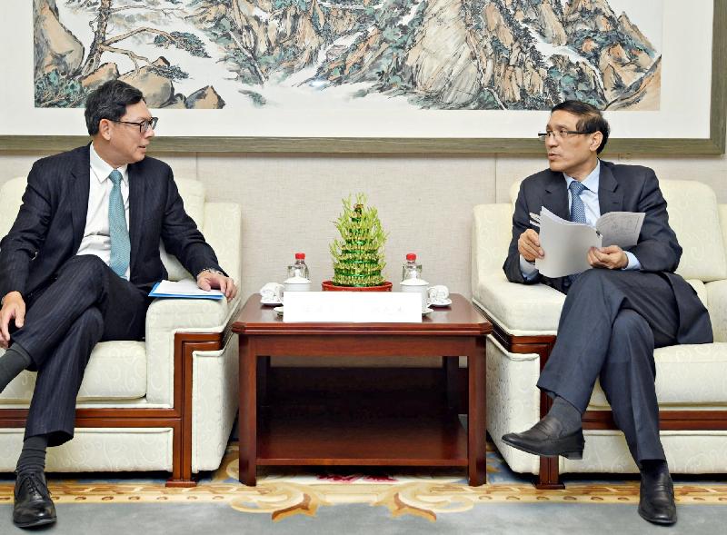 The President of the China Development Bank (CDB), Mr Zheng Zhijie (right), today (December 20) meets with the Chief Executive of the Hong Kong Monetary Authority, Mr Norman Chan (left), to foster closer collaboration under the strategic collaboration framework established under the Memorandum of Understanding. Mr Chan also welcomed CDB's first issuance of Belt and Road bond in Hong Kong.