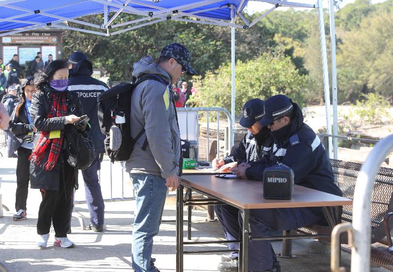 The Police register the particulars of evacuees at Tung Ping Chau Pier during the inter-departmental exercise, "Checkerboard II", this morning (December 20).  