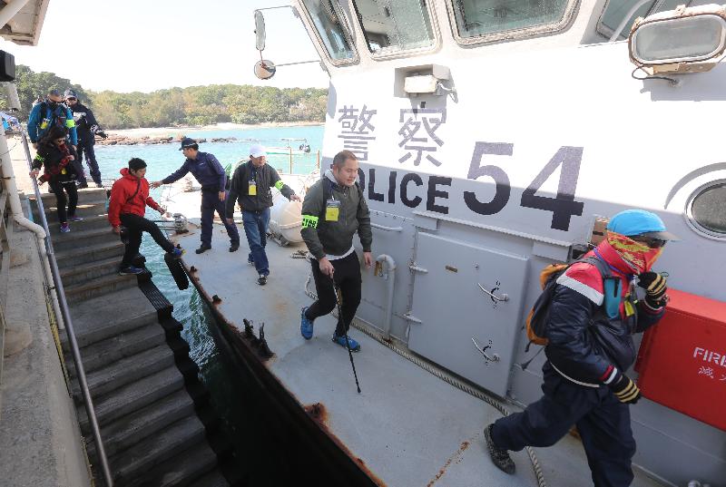 The Police evacuate people on Tung Ping Chau to Ma Liu Shui Ferry Pier via a police launch in an orderly way during the inter-departmental exercise, "Checkerboard II", today (December 20). 