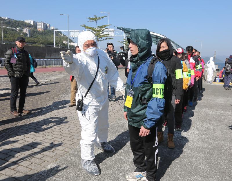 The Government conducted an inter-departmental exercise, "Checkerboard II", today (December 20). Photo shows people evacuated from Tung Ping Chau arriving at Ma Liu Shui Ferry Pier.  