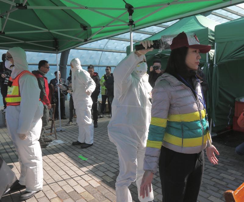 Staff of the Auxiliary Medical Service conduct radiation checking of evacuees at Ma Liu Shui Ferry Pier during the inter-departmental exercise, "Checkerboard II", today (December 20).  