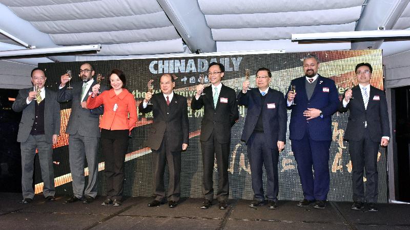 The Chief Secretary for Administration, Mr Matthew Cheung Kin-chung, attended the China Daily Belt and Road Networking Reception this afternoon (December 20). Mr Cheung (fourth left) is pictured with the Publisher and Editor-in-Chief of China Daily Asia Pacific, Mr Zhou Li (first right); the Secretary for Constitutional and Mainland Affairs, Mr Patrick Nip (fourth right); the Consul-General of Malaysia in Hong Kong, Tengku Sirajuzzaman bin Tengku Mohamed Ariffin (second right); the Consul-General of Pakistan in Hong Kong, Mr Abdul Qadir Memon (second left); and other guests at the toasting ceremony.