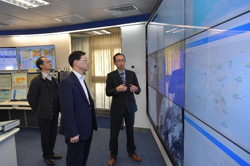 The Secretary for Security, Mr John Lee (centre), visits the Hong Kong Observatory headquarters to learn more about the work of radiation monitoring and data analysis during the inter-departmental exercise "Checkerboard II" this afternoon (December 20).