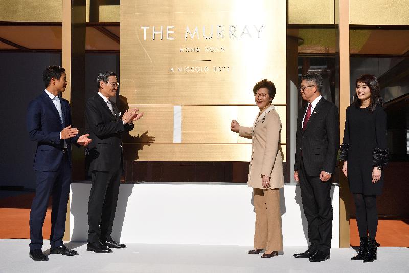 The Chief Executive, Mrs Carrie Lam, attended the completion ceremony of The Murray today (December 20). Photo shows Mrs Lam (centre), accompanied by the Chairman of Wheelock Holdings PTE Limited, Mr Peter Woo (second left); the Chairman of Wheelock and Company Limited, Mr Douglas Woo (first left); the Chairman of the Wharf Group, Mr Stephen Ng (second right); and the Director of Wharf Real Estate Investment Company Limited, Ms Yen Leng (first right), unveiling a plaque at the ceremony.