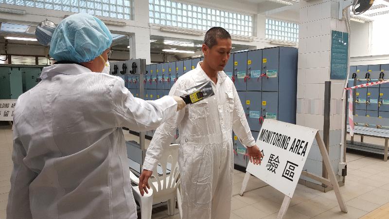 The two-day inter-departmental exercise "Checkerboard II" continued today (December 21). Photo shows a member of the public receiving radiation screening for a second time at Sai Kung Swimming Pool after decontamination treatment to ensure there is no remaining radiation contamination.
