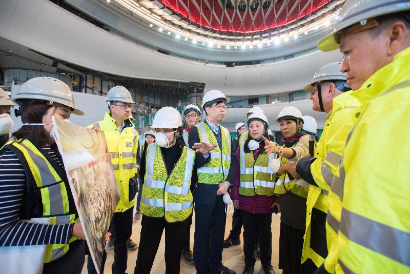 The Legislative Council Joint Subcommittee to Monitor the Implementation of the West Kowloon Cultural District Project visited the West Kowloon Cultural District today (December 21). Photo shows Members visiting the construction site of the Xiqu Centre and receiving a briefing on the construction progress.