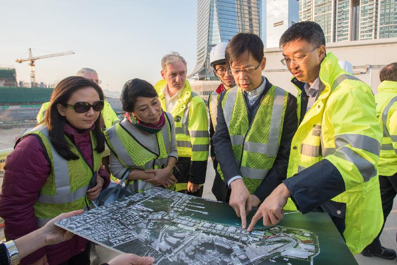 The Legislative Council Joint Subcommittee to Monitor the Implementation of the West Kowloon Cultural District Project visited the West Kowloon Cultural District today (December 21). Photo shows Members receiving a briefing on the construction progress of M+ and the Lyric Theatre Complex by representatives of the West Kowloon Cultural District Authority from the rooftop of the Artist Square Integrated Site Office.