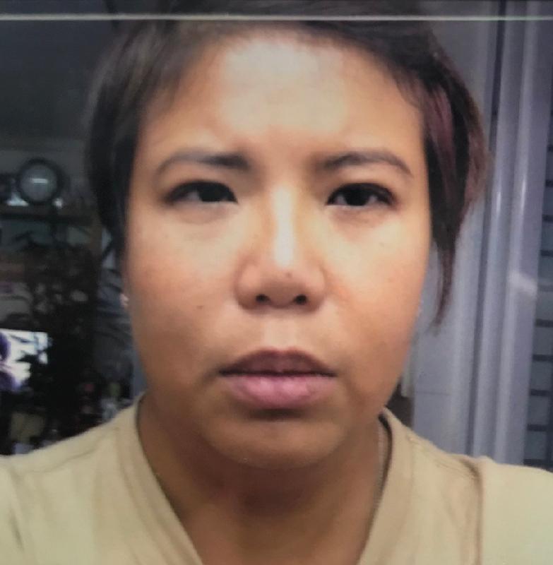 Wong Chun-ling, aged 45,　 is about 1.62 metres tall, 65 kilograms in weight and of medium build. She has a round face with yellow complexion and long black hair. She was last seen wearing a pink sweater, a pair of blue jeans and red and white shoes.