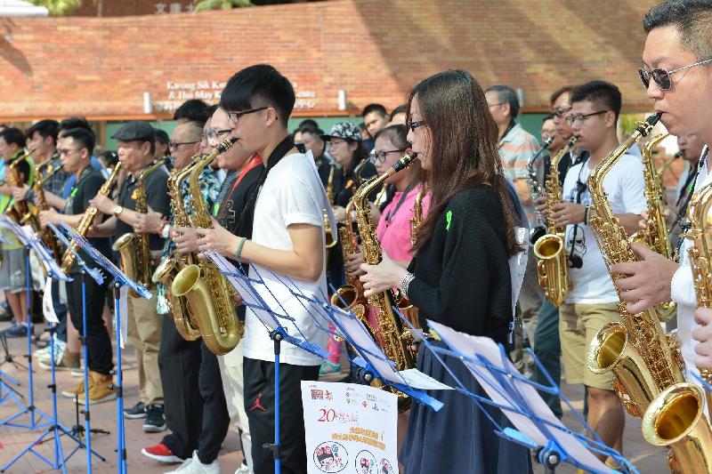 《全城共奏正能量：最多人學習色士風創世界紀錄》十二月三十一日（星期日）在香港理工大學陳瑞球林滿珍伉儷廣場舉行。圖示早前舉行的活動情況。