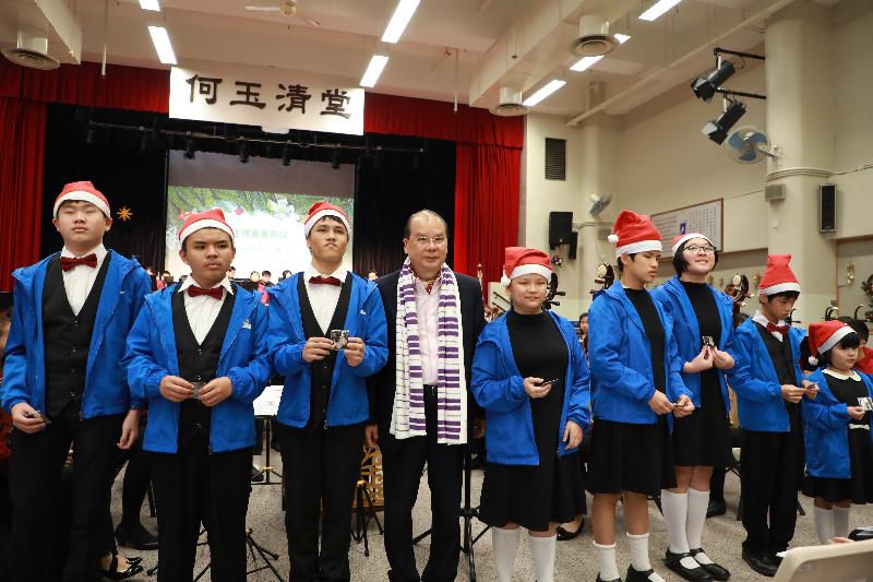 政務司司長張建宗（左四）今日（十二月二十四日）在青年音樂訓練基金心光聖誕音樂會上，與心光盲人院暨學校學生合照。
