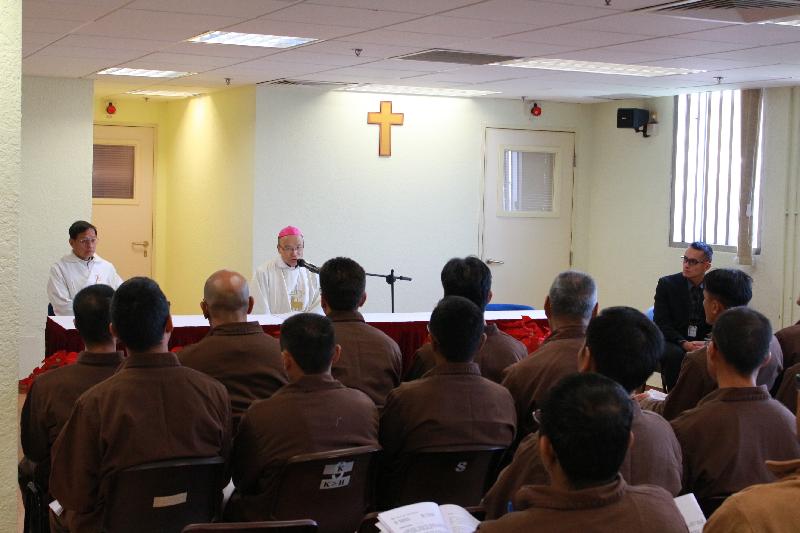 The Correctional Services Department has arranged persons in custody (PIC) to attend activities during the Christmas festive period. The Catholic Bishop of Hong Kong, the Most Reverend Michael Yeung visited Stanley Prison and presided at a Christmas Mass today (December 25) to share his faith and blessings with the participating PICs.