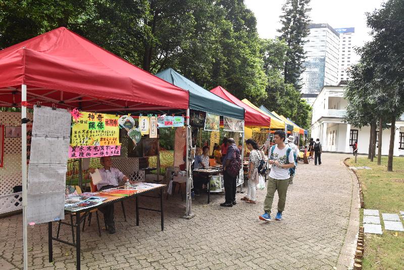 康樂及文化事務署邀請市民參與新一期「藝趣坊」活動。活動明年一月一日至十二月三十一日期間逢星期六、日及公眾假期在香港公園舉行，旨在培養公眾對藝術的興趣。