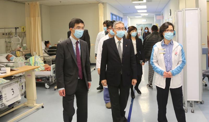 The Hospital Authority Chairman, Professor John Leong (centre), visits the ward at Tseung Kwan O Hospital this afternoon (December 27).