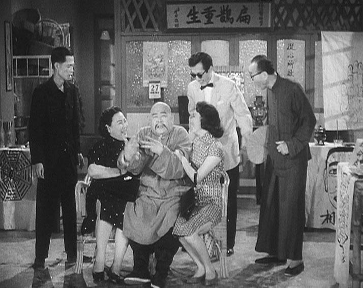 狗年将至，康乐及文化事务署香港电影资料馆于二月二日至十一日推出贺岁节目「啲钱系会继续嚟」，选映六出与金钱财富有关的喜剧。图为《乌龙王飞来艳福》（1960）剧照。