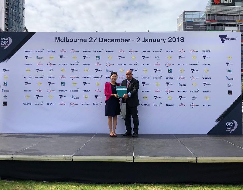 The Acting Director of the Hong Kong Economic and Trade Office, Sydney, Ms Winnie Chan (left), on behalf of the Government of the Hong Kong Special Administrative Region exchanges gifts with Melbourne City Councillor Mr Kevin Louey in Melbourne, Australia, yesterday (January 2) at the commencement of the Melbourne to Hong Kong leg of the Volvo Ocean Race 2017-18.