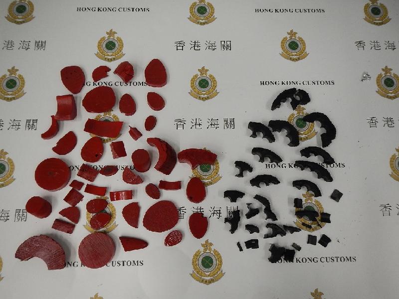 香港海關今日（一月四日）在香港國際機場檢獲約二點零四公斤懷疑犀牛角，估計市值約四十萬元。圖示檢獲被塗上紅色及黑色油漆的懷疑犀牛角切件。