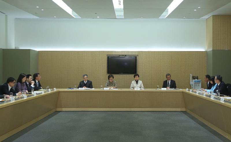 行政長官林鄭月娥（右五）今日（一月五日）與金融發展局主席史美倫（左六）及成員會面，就香港金融服務業的發展交換意見。財政司司長陳茂波（右四）亦有出席。