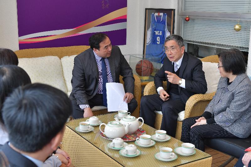The Secretary for Financial Services and the Treasury, Mr James Lau (second right), visits the Tuen Mun Children and Juvenile Home in Tuen Mun District today (January 5) and chats with staff to learn about the daily operation of the residential home.