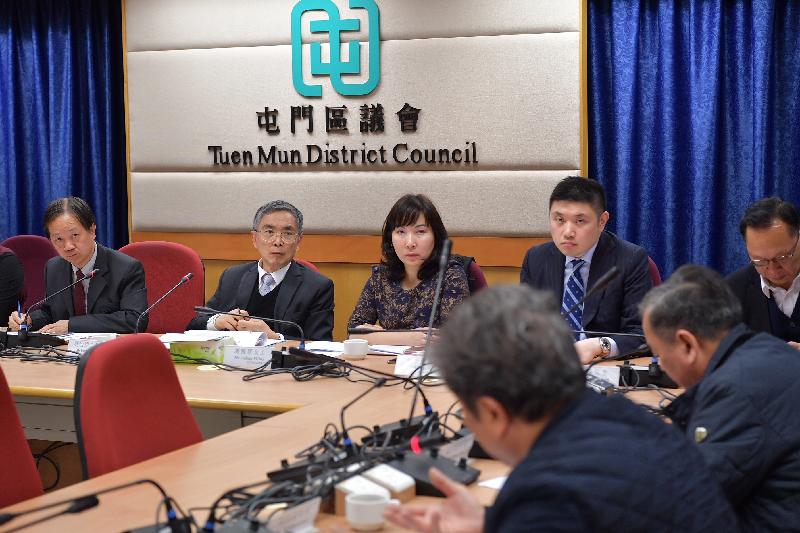 The Secretary for Financial Services and the Treasury, Mr James Lau (second left), meets with the Tuen Mun District Council Chairman, Mr Leung Kin-man (first left), and other District Council members to exchange views on various district issues today (January 5). Accompanying him is the District Officer (Tuen Mun), Ms Aubrey Fung (third left).