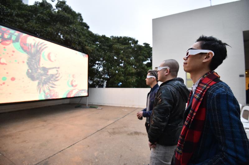 由香港视觉艺术中心和录映太奇联合筹划的「#You #Me #OurSELFIES」展览今日（一月六日）于香港视觉艺术中心揭幕。图示艺术家孙逊的作品「偷时间的人」。