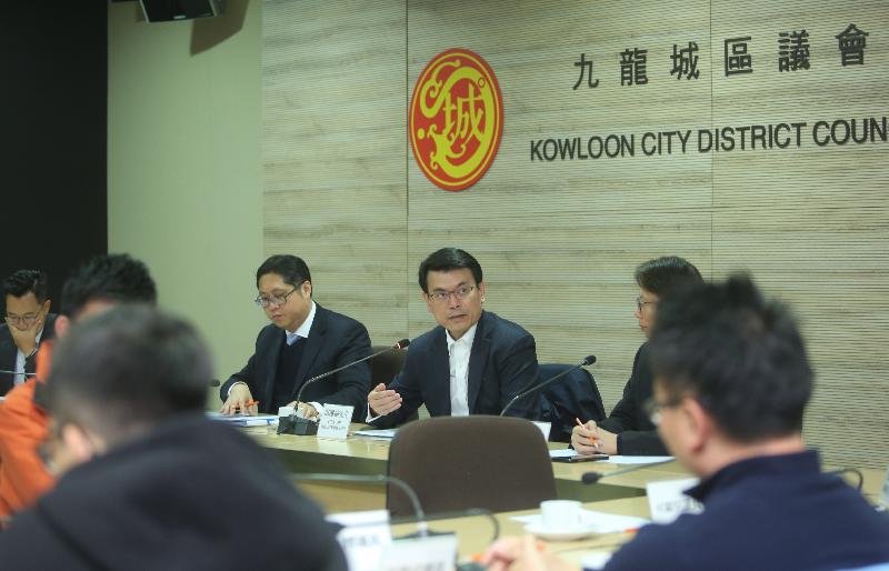 商务及经济发展局局长邱腾华（右二）今日（一月八日）到访九龙城区，并与九龙城区议会议员会面，听取他们对地区事务的意见。