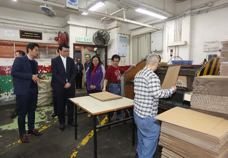 The Secretary for Commerce and Economic Development, Mr Edward Yau (second left), today (January 8) visits the Factory for the Blind operated by the Hong Kong Society for the Blind during his visit to Kowloon City District and is briefed on the services provided by the factory.