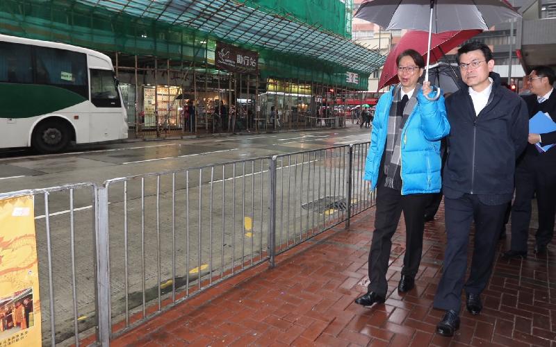 The Secretary for Commerce and Economic Development, Mr Edward Yau (first right), inspected various popular tourist and shopping spots in Kowloon City District during his visit to the district today (January 8).