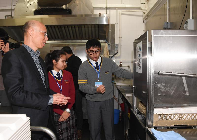 环境局局长黄锦星（左一）今日（一月八日）参观将军澳的基督教宣道会宣基中学，听取该校推行的「绿色厨房」计划简介。