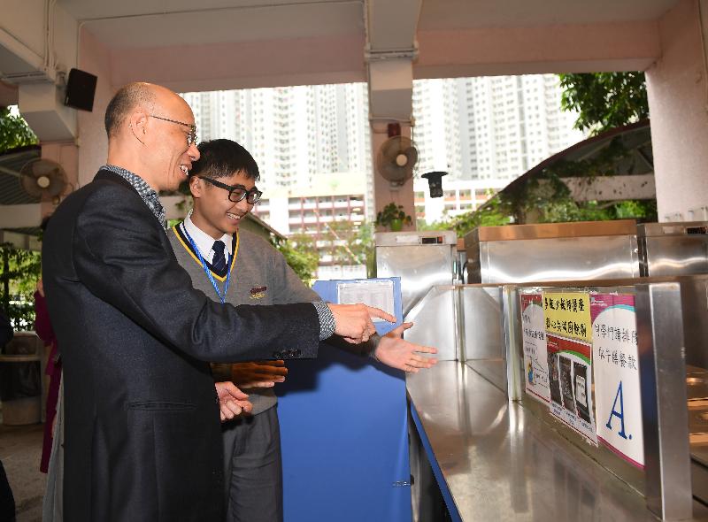 The Secretary for the Environment, Mr Wong Kam-sing (first left), is briefed on the "green kitchen" project implemented by Christian and Missionary Alliance Sun Kei Secondary School during his visit to the school in Tseung Kwan O today (January 8).