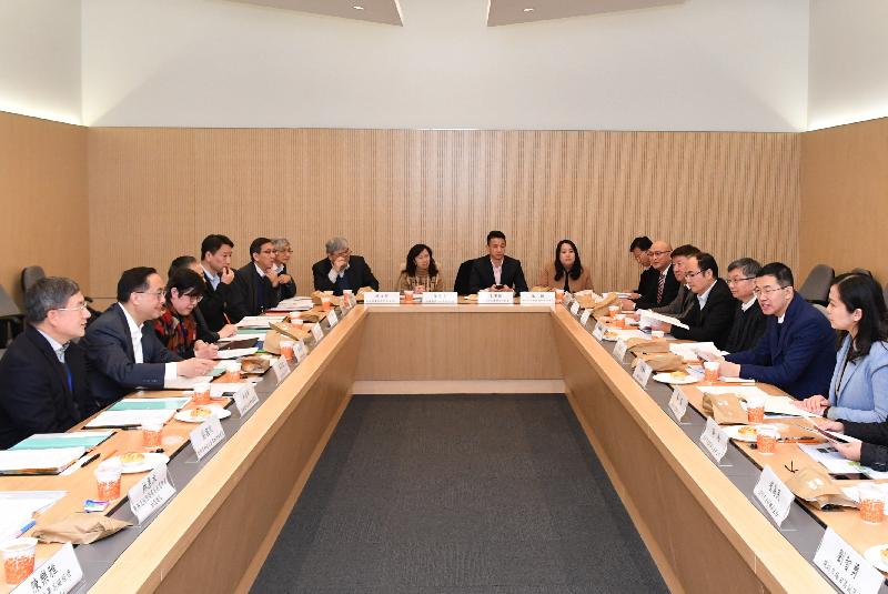 The Secretary for Innovation and Technology, Mr Nicholas W Yang (second left), and the Vice Mayor of Shenzhen Municipality, Mr Ai Xuefeng (second right), co-chair the third meeting of the Joint Task Force on the Development of the Hong Kong-Shenzhen Innovation and Technology Park in the Loop in Hong Kong today (January 9). Next to Mr Yang are the Permanent Secretary for Innovation and Technology, Mr Cheuk Wing-hing (first left), and the Commissioner for Innovation and Technology, Ms Annie Choi (third left).