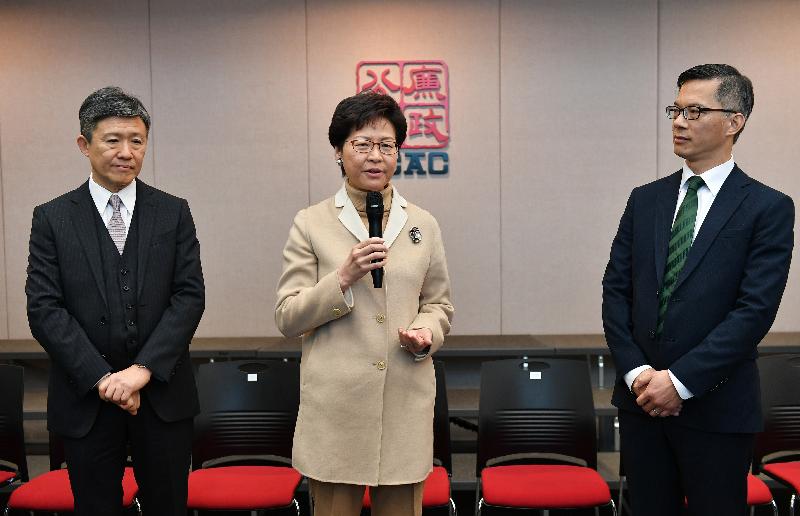 The Chief Executive, Mrs Carrie Lam (centre), accompanied by the ICAC Commissioner, Mr Simon Peh (left), and Acting Head of Operations, Mr Ricky Yau (right), visits the ICAC Headquarters today (January 9) to keep abreast of its work.