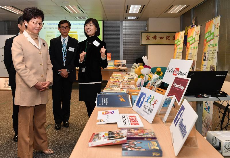 The Chief Executive, Mrs Carrie Lam (left), visits the ICAC Headquarters today (January 9) to learn about their anti-corruption efforts and promotion of anti-corruption messages through various channels.