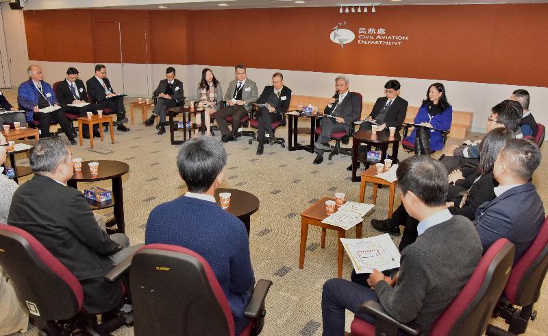 公務員事務局局長羅智光今日（一月十日）到訪民航處，與部門各職系的員工代表茶敍，就他們關注的事宜交換意見。