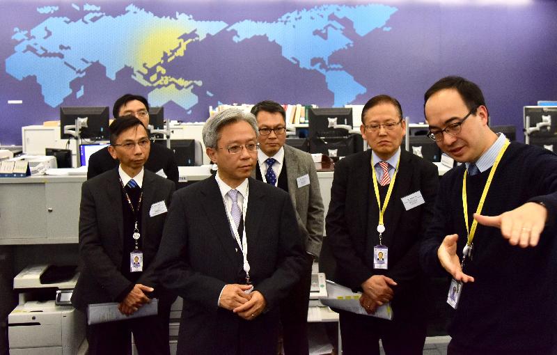 The Secretary for the Civil Service, Mr Joshua Law, today (January 10) visited the Civil Aviation Department. Photo shows Mr Law (third right) being briefed on the key features and operation of the new Air Traffic Management System. Looking on is the Director-General of Civil Aviation, Mr Simon Li (second right).