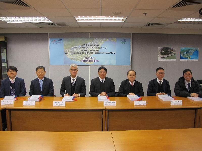 The Director of Civil Engineering and Development, Mr Lam Sai-hung (centre), and the Head of the Sustainable Lantau Office, Mr Robin Lee (third left), sign the contract for reclamation works in Tung Chung East and advance works for Tung Chung New Town Extension project with representatives of Build King-SCT Joint Venture today (January 10).
