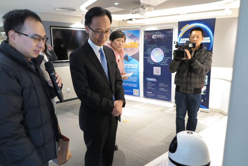 The Secretary for Constitutional and Mainland Affairs, Mr Patrick Nip, visited the Guangdong-Hong Kong-Macau Technology Exhibition and Exchange Center in the demonstration area for Guangdong-Hong Kong-Macao high-end services in Foshan today (January 11). Photo shows Mr Nip (second left) looking at technological exhibits in the centre.