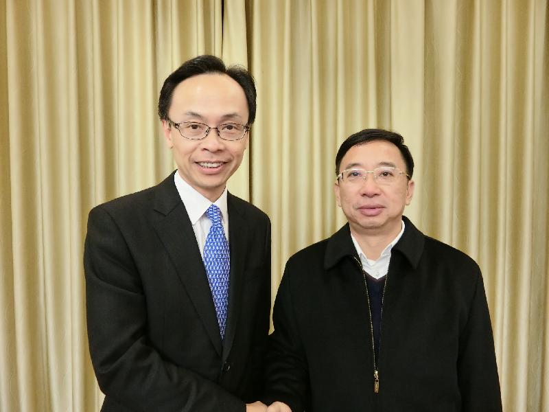 The Secretary for Constitutional and Mainland Affairs, Mr Patrick Nip met with the Mayor of the Zhaoqing Municipal Government, Mr Fan Zhongjie, and Vice Mayor Ms Chen Xuanqun in Zhaoqing today (January 11) to discuss collaboration between Hong Kong and Zhaoqing in the Guangdong-Hong Kong-Macao Bay Area development. Photo shows Mr Nip (left) shaking hands with Mr Fan (right).