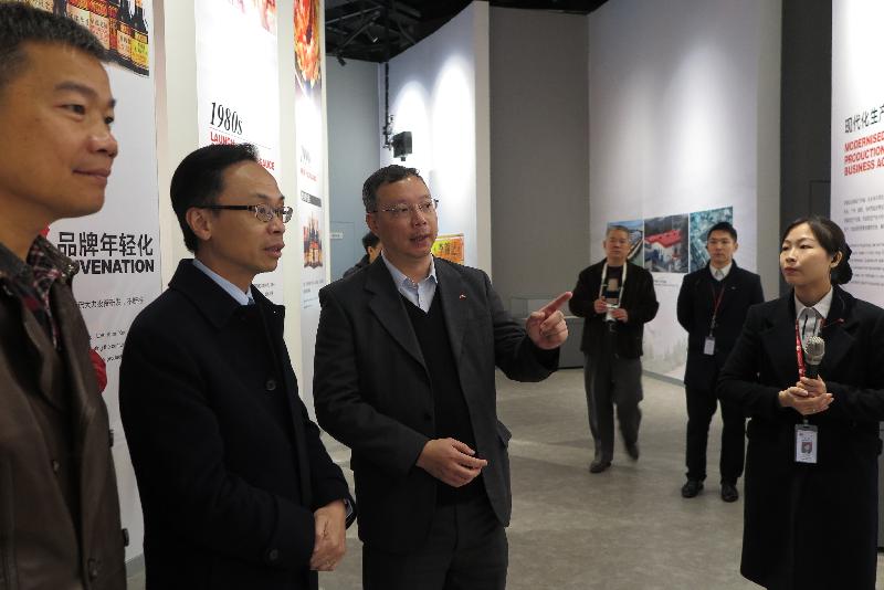 The Secretary for Constitutional and Mainland Affairs, Mr Patrick Nip (second left), visits a production operation of a Hong Kong food enterprise in Jiangmen today (January 12) to learn about the company as well as the development and competetive edges of Hong Kong enterprises in the Mainland's food product industry.