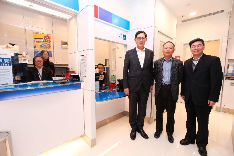 The Chief Executive of the Hong Kong Monetary Authority, Mr Norman Chan, visited a mobile branch in Hung Fuk Estate in Yuen Long and a bank branch in Kwai Shing East Estate in Kwai Chung of two retail banks today (January 12). The Chairman of Nanyang Commercial Bank, Mr Chen Xiaozhou (second right); the Vice-chairman and Chief Executive of Nanyang Commercial Bank, Mr Fang Hongguang (first right); and Mr Chan (third right) are pictured in front of a bank counter which facilitates access by people who are physically challenged.