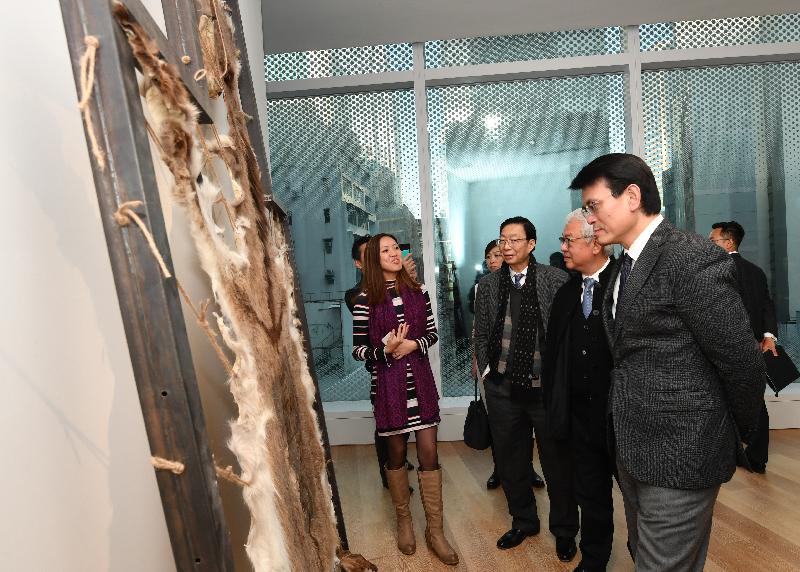 The Secretary for Commerce and Economic Development, Mr Edward Yau (right), visits an art-themed commercial building located at Queen's Road Central and tours an art gallery there during his visit to Central and Western District today (January 12).