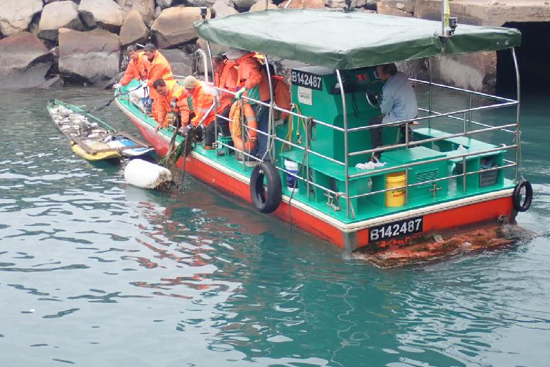 政府致力保持海岸清潔，當中海事處的海上清潔服務承辦商去年十月一日開始，每日提供約80艘各類型船隻在香港水域清理海上漂浮垃圾。圖示承辦商船隊中的新型快艇。
