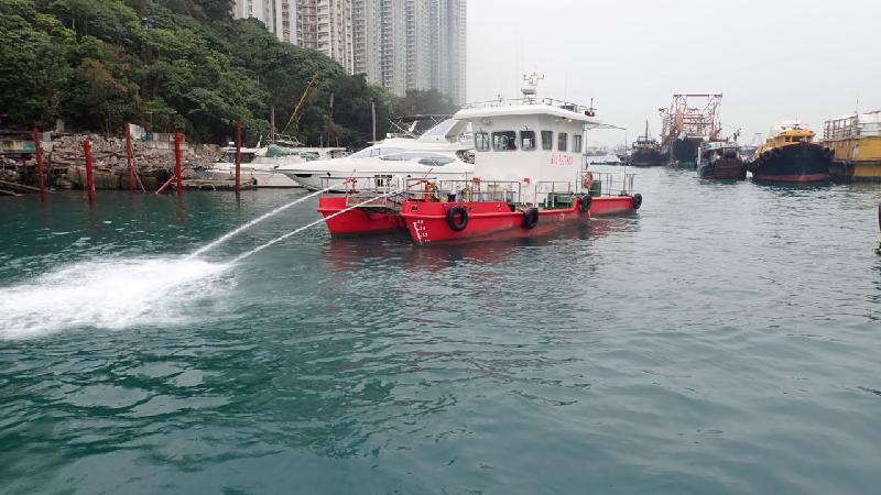政府致力保持海岸清洁，当中海事处的海上清洁服务承办商去年十月一日开始，每日提供约80艘各类型船只在香港水域清理海上漂浮垃圾。图示承办商船队中装有机械装置的双体船。