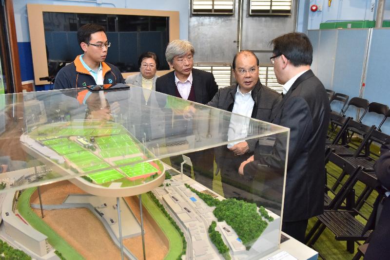The Chief Secretary for Administration, Mr Matthew Cheung Kin-chung visited the Happy Valley Underground Stormwater Storage Scheme (HVUSSS) today (January 15). Photo shows Mr Cheung (second right), being briefed by the Director of Drainage Services, Mr Edwin Tong (first right), on the background of the HVUSSS while viewing the scheme model. Also present is the Deputy Director of Drainage Services, Mr Mak Ka-wai (third right).